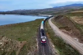 van-iran-seferi-yapan-yuk-treni-ercek-golu-kiyisinda-kartpostallik-goruntuler-olusturuyor-HMaf254G.jpg