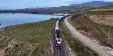 van-iran-seferi-yapan-yuk-treni-ercek-golu-kiyisinda-kartpostallik-goruntuler-olusturuyor-HMaf254G.jpg