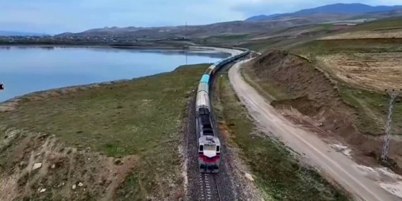 van-iran-seferi-yapan-yuk-treni-ercek-golu-kiyisinda-kartpostallik-goruntuler-olusturuyor-HMaf254G.jpg