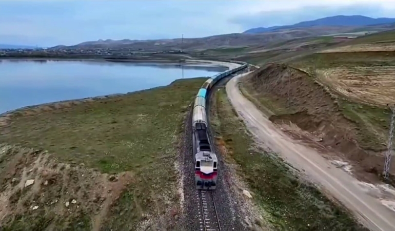 van-iran-seferi-yapan-yuk-treni-ercek-golu-kiyisinda-kartpostallik-goruntuler-olusturuyor-HMaf254G.jpg