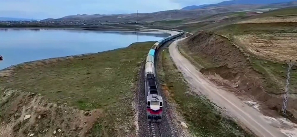 van-iran-seferi-yapan-yuk-treni-ercek-golu-kiyisinda-kartpostallik-goruntuler-olusturuyor-HMaf254G.jpg
