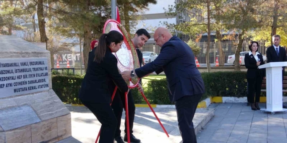 Van’da “24 Kasım Öğretmenler Günü” kutlandı