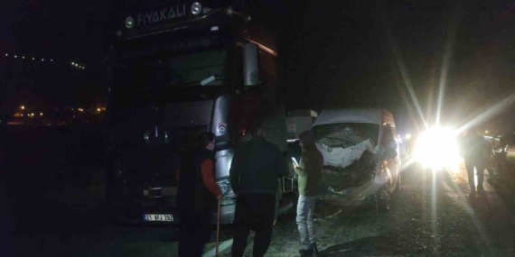 Van’da minibüs ve otomobil ineğe çarptı: Kazada 2 kişi yaralandı, inek telef oldu