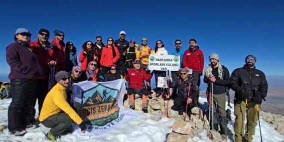 Vanlı dağcılardan ’Öğretmenler Günü’ne özel tırmanış