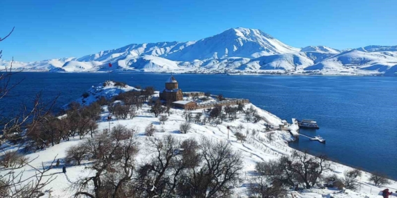 Akdamar Adası beyaz gelinliğini giydi: Doğaseverler adaya çıkarma yaptı