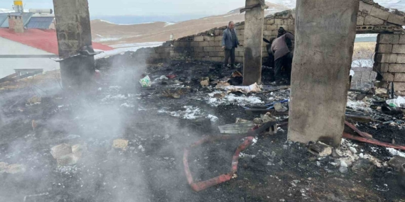 Çatak’ta çatı yangını: 2 kişi dumandan etkilendi