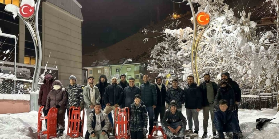 Çatak’ta çocuklar kar katilini eğlenceye dönüştürdü