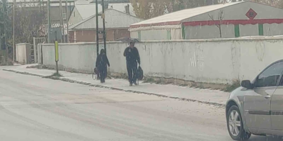 Van’da dolu yağışı şehri beyaza bürüdü