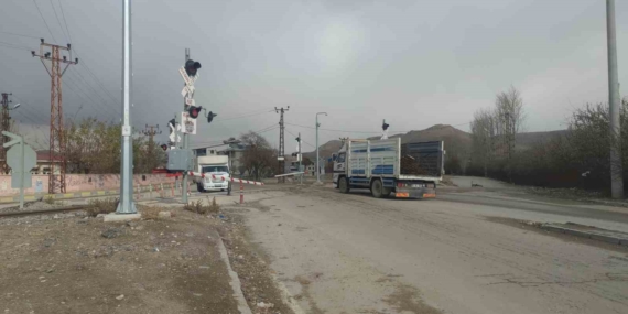 Van’da hemzemin geçitte ışık arızası trafiği kilitledi