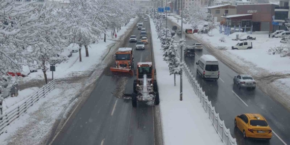 Van’da kar yağışı hayatı olumsuz etkiliyor