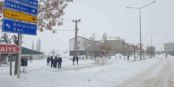 Başkale’de kar yağışı