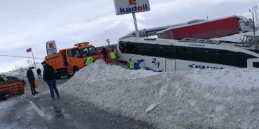 kar-yagisi-beraberinde-kazayi-getirdi-yolcu-otobusu-direge-carparak-durabildi-ZOXJwe3f.jpg