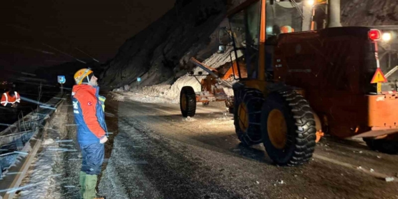 Van-Bitlis karayoluna çığ düştü