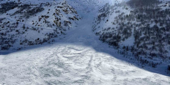 Van-Çatak yolu çığ düşmeleri nedeniyle 4 gündür ulaşıma kapalı