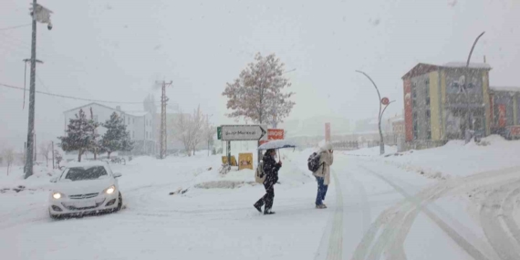 Başkale’de yoğun kar yağışı
