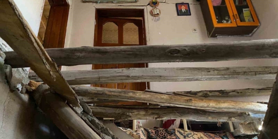 Çatak’ta 2 katlı evin toprak damı çöktü