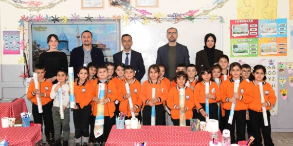 Çatak’ta öğrencilere dünya ve Türkiye haritaları dağıtıldı