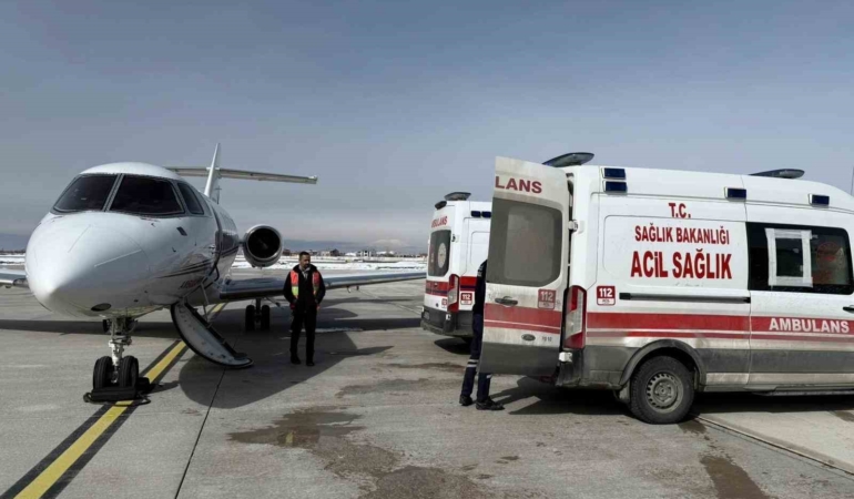 hasta-2-bebek-ambulans-ucakla-istanbula-sevk-edildi-qFCWiyI9.jpg