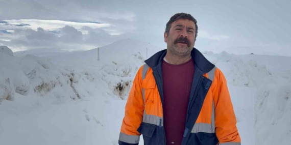 İlçe Tarım ve Orman Müdürlüğü ekipleri suların donduğu bölgedeki hayvanlara su götürdü