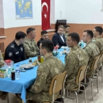 kaymakam-bulut-askerle-iftarda-bir-araya-geldi-MVnjJU6f.jpg