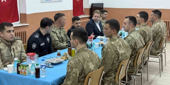 kaymakam-bulut-askerle-iftarda-bir-araya-geldi-MVnjJU6f.jpg