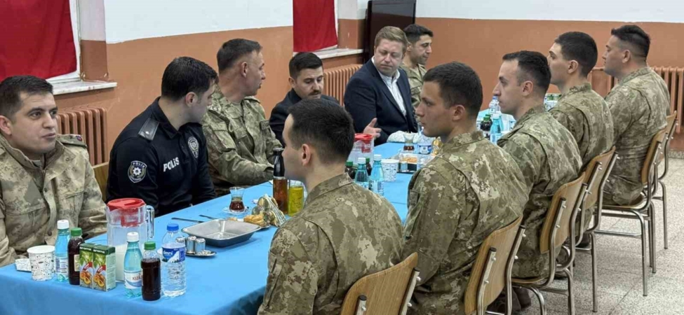 kaymakam-bulut-askerle-iftarda-bir-araya-geldi-MVnjJU6f.jpg
