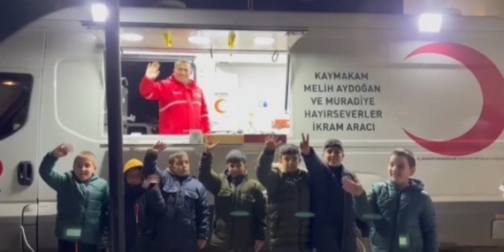 Kızılay Muradiye Şubesi’nden teravih sonrası ikram