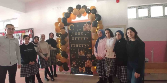 Muradiye’de Ramazan coşkusu kapılara yansıdı