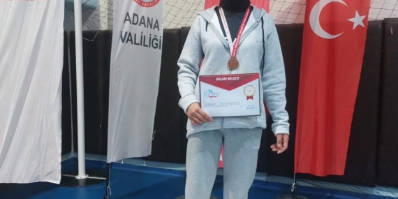 Özalplı öğrenci bilek güreşinde Türkiye üçüncüsü oldu