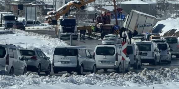 Tuşba’da tır kazasında uzun araç kuyruğu oluştu