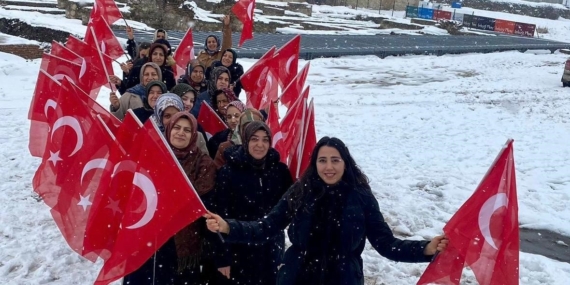 Van Kalesi’nde kadınlardan bayrak sevgisi yürüyüşü