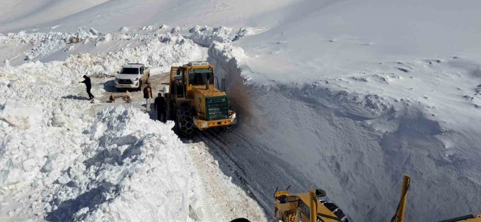 vanda-3-bin-300-rakimli-mezra-yolunda-karla-mucadele-suruyor-OymBSxD6.jpg