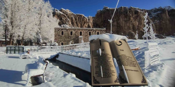 Van’da gece yağan kar kartpostallık manzaralar oluşturdu