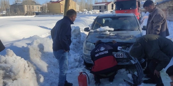 Van’da seyir halindeki otomobil yandı