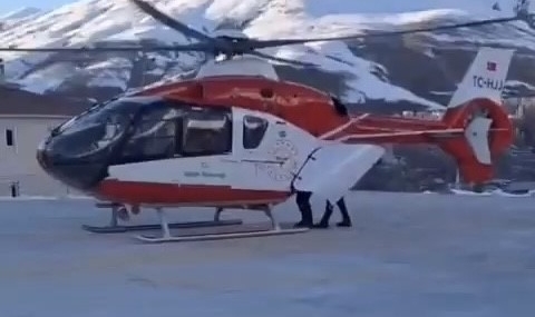 Bahçesaray’daki minik hasta helikopter ambulansla Van’a sevk edildi