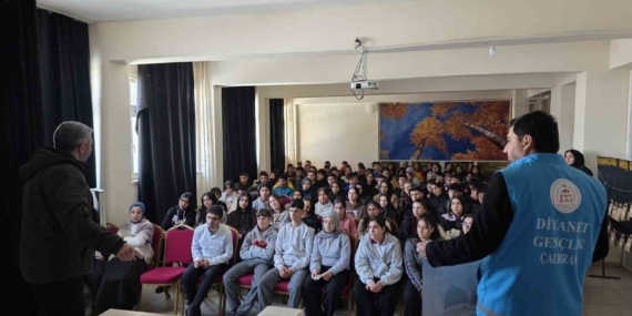 Çaldıran’da gençlik huzura koşuyor: Kitaplar müftülükten gayret gençlerden