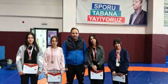 Çataklı öğrencilerden güreş müsabakalarında çifte başarı