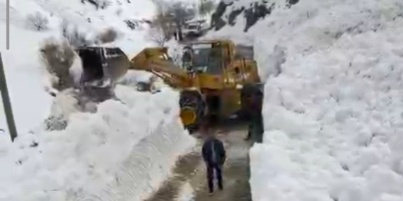 Çatbayır Mahallesi yoluna düşen çığ temizlendi