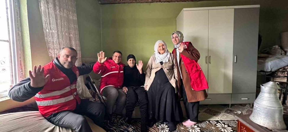 kizilay-muradiye-subesinden-yaslilara-ziyaret-2MGbsRTB.jpg