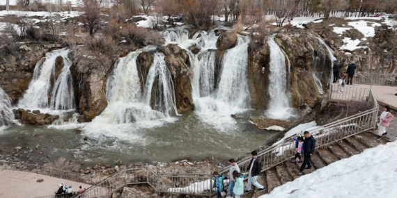 Muradiye Şelalesi her mevsim ayrı bir güzel