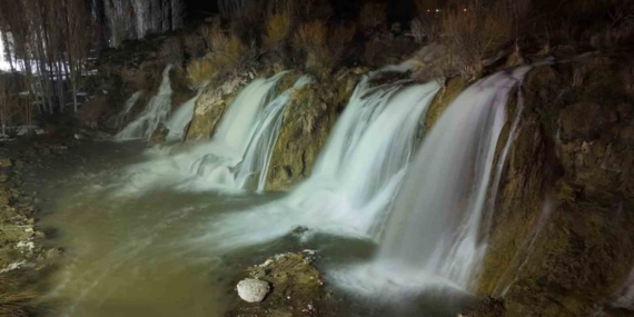 Muradiye Şelalesi mevsimlerin ötesinde bir güzellik