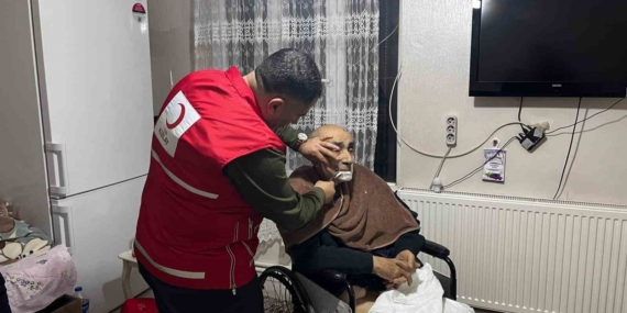 Türk Kızılay Muradiye Şube başkanından yaşlılara kuaför hizmeti