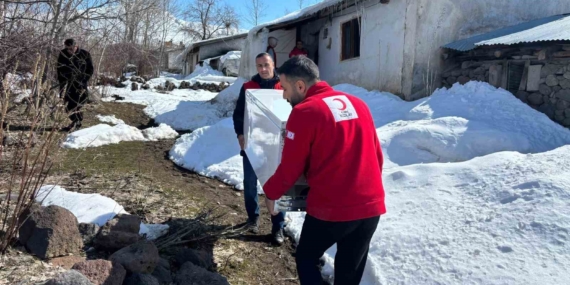 Türk Kızılayı Muradiye gönüllüleri, yalnız yaşayan yaşlı bir vatandaşa buzdolabı desteğinde bulundu