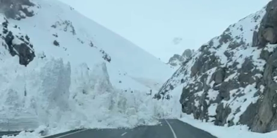 Van-Hakkari karayoluna çığ düştü