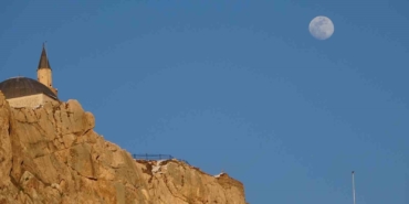 van-kalesinde-gokyuzu-soleni-siskin-ay-tarihle-bulustu-qJVwJsGR.jpg