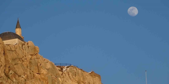 Van Kalesi’nde gökyüzü şöleni: Şişkin ay tarihle buluştu