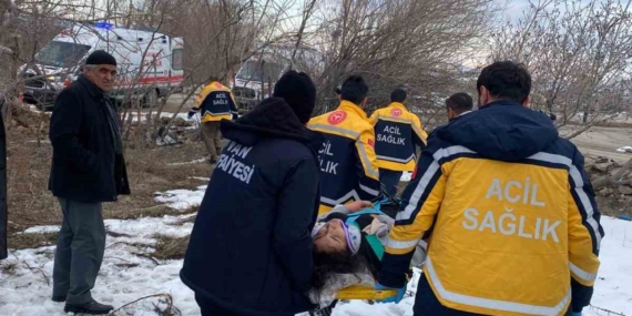 Van’da kamyonet devrildi: 2 yaralı