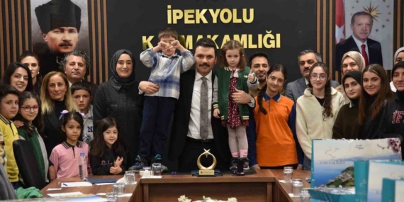 Van’da kitap okuma yarışmasında dereceye girenler ödüllendirildi