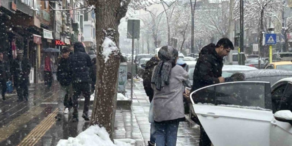 Van’da yoğun kar yağışı etkisini sürdürüyor
