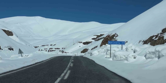 Bahçesaray yolundaki çalışmalara çığ riski nedeniyle ara verildi